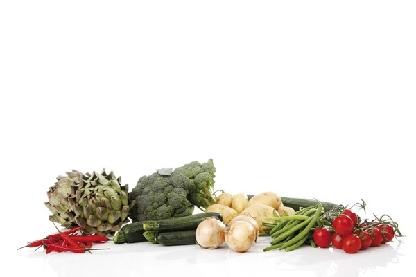 Mixed Vegetables Artichokes Broccoli Potatoes Zucchini Onions Beans Cucumber Tomatoes — Stock fotografie