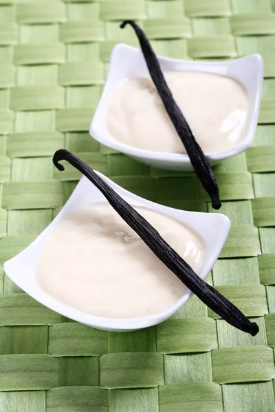 Yogurt Alla Vaniglia Con Bastoncini Vaniglia — Foto Stock