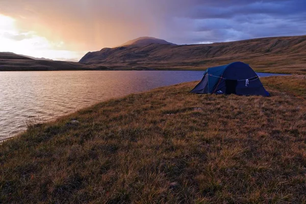 Camping Tent Lake Saylyugem Mountains Chuya Steppe Altai Republic Siberia — Stockfoto