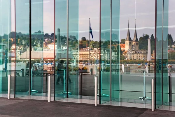 Óváros Tükröződése Kkl Kongresszusi Központ Lucerne Svájc Európa — Stock Fotó