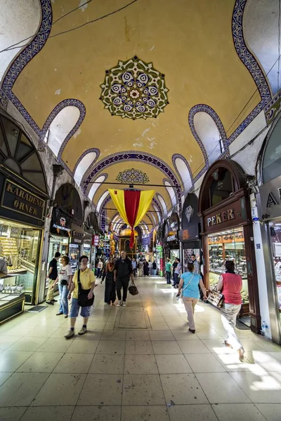 Istanbul Turchia Maggio Persone Turisti Visitano Fanno Shopping Grand Bazaar — Foto Stock