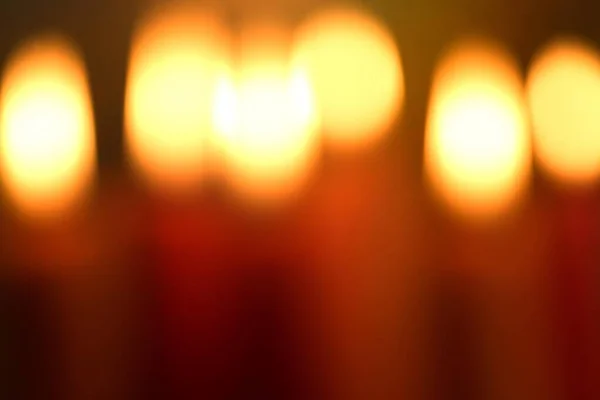 Rote Brennende Kerzen Hintergrund Unscharf — Stockfoto