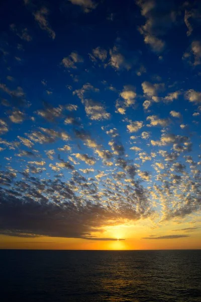 Fascinante Puesta Sol Con Cielo Nublado — Foto de Stock