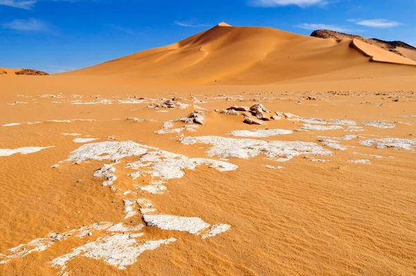 Surface Salt Clay Pan Sand Dunes Erg Mehedjibat Immidir Algeria — Stock Photo, Image