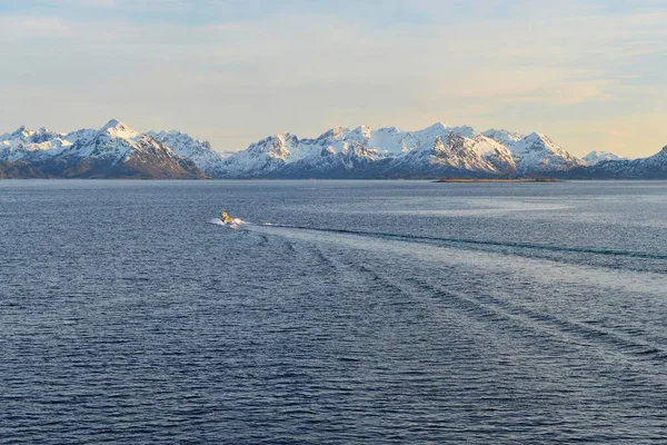 Boat Entering Sortlandsund Snow Capped Mountain Peaks Sortlandsund Nordland Vesteralen — Foto de Stock