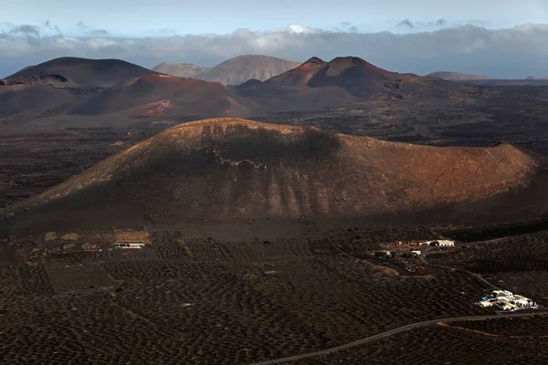 View Montaa Guardilama Range Northwest Wine Growing Region Geria Volcanic — Zdjęcie stockowe