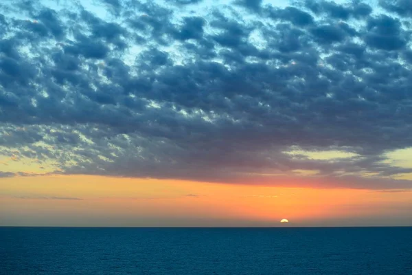 Fascinante Puesta Sol Con Cielo Nublado — Foto de Stock