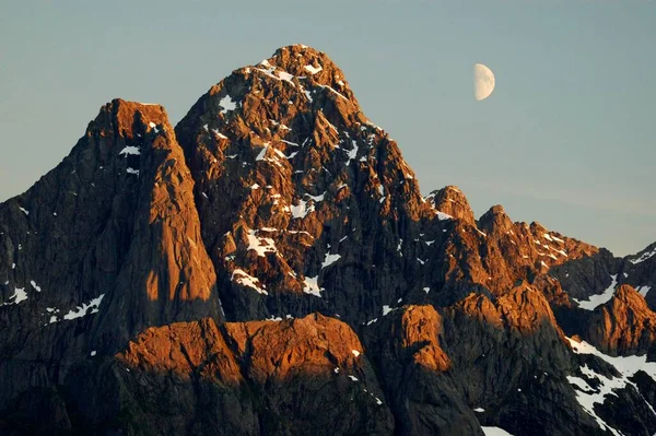 Pico Montaña Media Luna Cerca Svolvaer Lofoten Noruega Europa —  Fotos de Stock