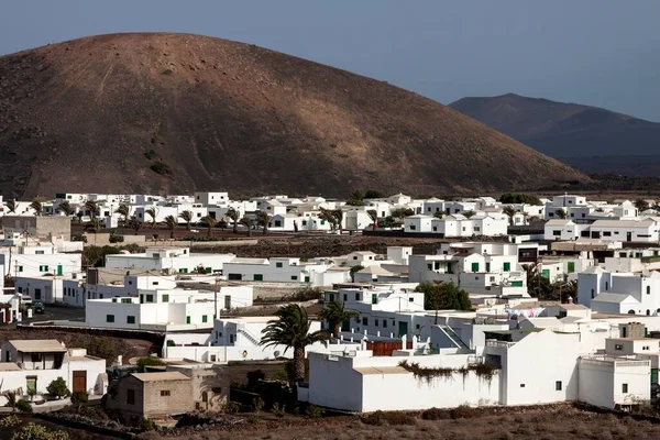 Weiße Gebäude Vulkane Hintergrund Uga Lanzarote Kanarische Inseln Spanien Europa — Stockfoto