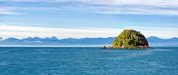 Kleine Kugelige Insel Mit Der Gebirgskette Der Tasman Bay Ngaio — Stockfoto
