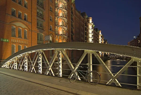 Bicycle Leans Illuminated Bridge Old Warehouse District Speicherstadt Hamburg Germany — Stock Photo, Image
