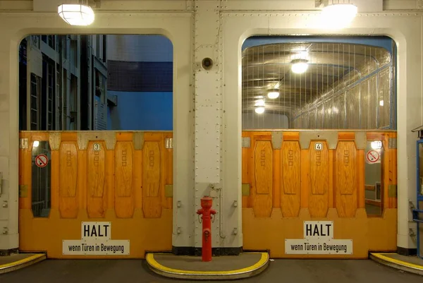 Entrées Ascenseurs Dans Ancien Elbtunnel Port Hambourg Hambourg Allemagne Europe — Photo