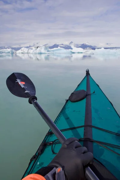 Kayaker Paddling Icebergs Joekulsarlon Glacial Lake Iceland Europe —  Fotos de Stock
