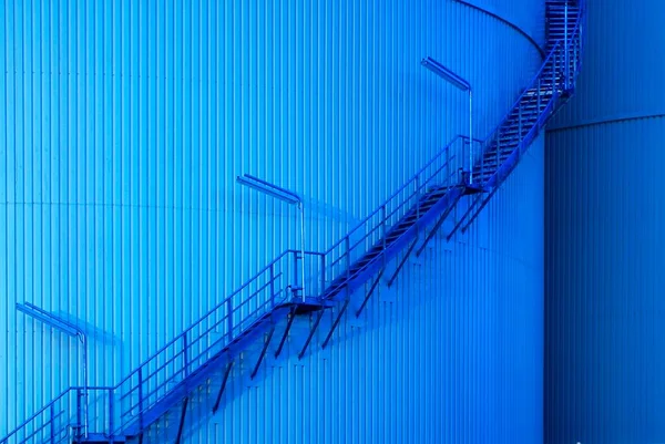 Стальная Лестница Ведет Вверх Голубой Контейнер Хранения Нефти Германия Европа — стоковое фото