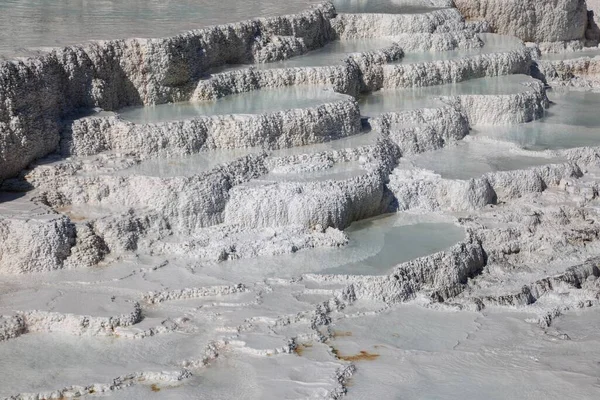 Trawertyn Tarasy Gorących Źródeł Mineralnych Depozyty Palety Wiosna Dolnych Tarasów — Zdjęcie stockowe