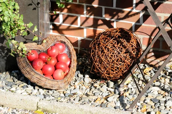 Zahradní Dekorace Jablky Košíky — Stock fotografie