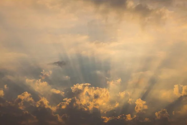 Sole Splendente Dietro Cielo Nuvoloso Raggi Del Sole Germania Europa — Foto Stock