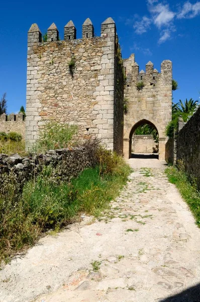 Τείχος Και Πύλη Της Πόλης Στην Ιστορική Πόλη Trujillo Extremadura — Φωτογραφία Αρχείου