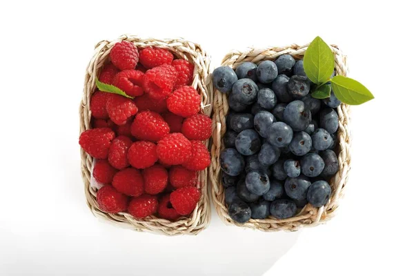 Raspberries Blueberries Bast Baskets — Stock Photo, Image