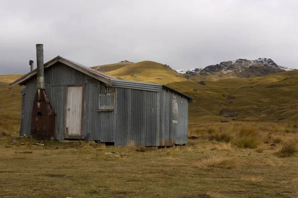 Deserted Corrugated Iron Hut Hilly Landscape Nevis Crossing Cromwell Otago — Zdjęcie stockowe