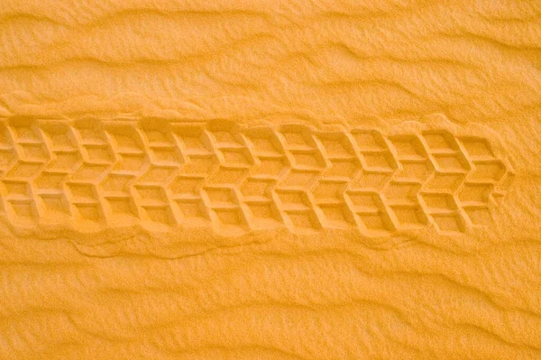 Tire Pring Yellow Desert Sand — Stockfoto
