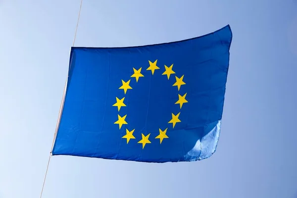 Bandiera Europea Contro Cielo Blu — Foto Stock