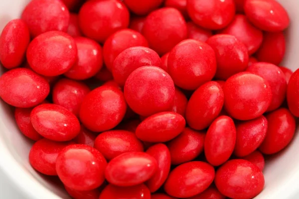 Red Coloured Chocolate Drops — Zdjęcie stockowe