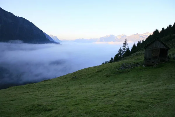 Cabaña Madera Prado Amanecer Nubes Niebla Oetztal Tirol Austria Europa —  Fotos de Stock