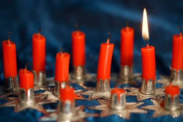 Rote Brennende Kerzen Aus Nächster Nähe — Stockfoto