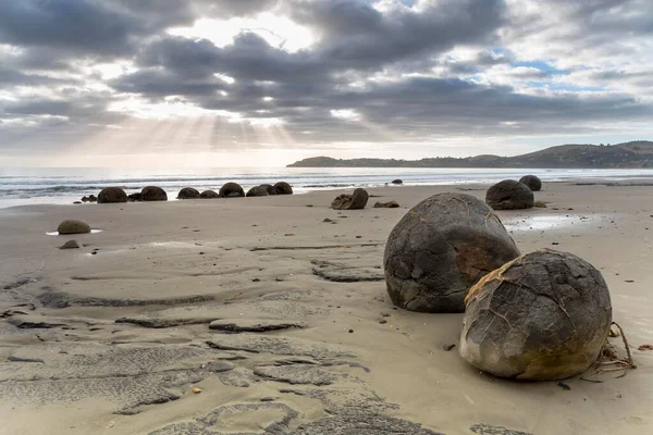 Moeraki Boulders Praia Com Raios Sol Início Manhã Moeraki Beach — Fotografia de Stock