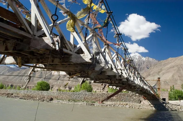 Balançar Ponte Com Bandeiras Oração Sobre Rio Indo Ladaque Jammu — Fotografia de Stock