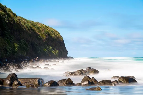 Surf Washing Rocks Beach Opunake Taranaki Region New Zealand Oceania — Fotografia de Stock