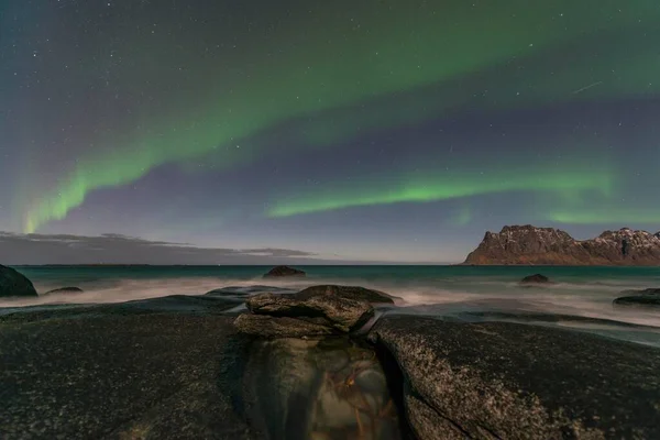 Northern Lights Aurora Borealis Uttakleiv Beach Vestvgy Lofoten Noruega Europa — Fotografia de Stock