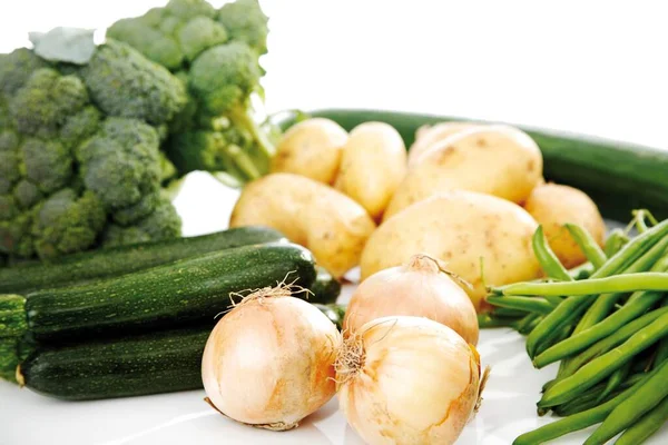 Gemengde Groenten Broccoli Aardappelen Courgettes Uien Bonen Komkommers — Stockfoto