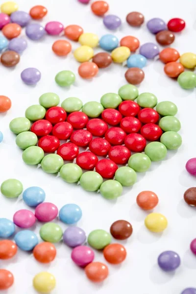 Forma Coração Feito Gotas Chocolate Coloridas — Fotografia de Stock