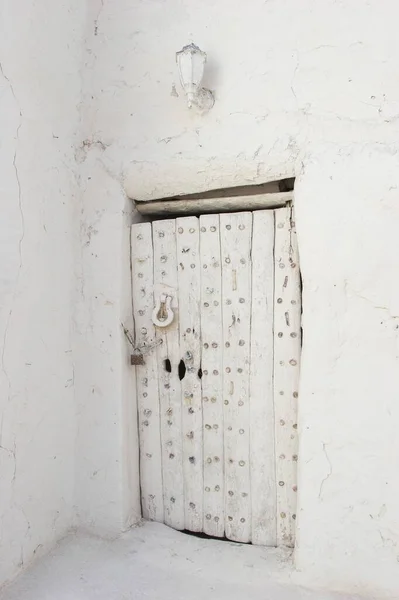 Eski Ghadames Libia Kasabasında Ahşaptan Yapılmış Antik Beyaz Giriş Kapısı — Stok fotoğraf