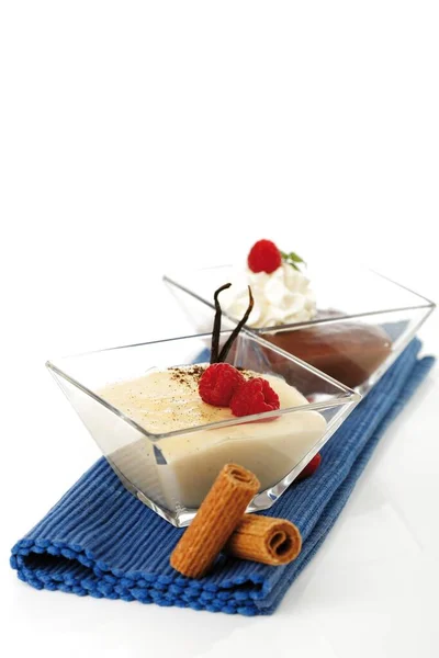 Custard Topped Raspberries Chocolate Pudding Glass Bowls — Fotografia de Stock