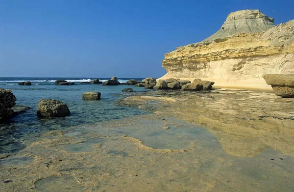 Costa Rocciosa Nella Baia Xwieni Isola Gozo Malta Europa — Foto Stock