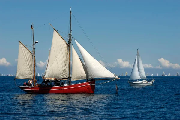 Vergadering Van Twee Zeilschepen Onder Vol Zeil Kieler Woche 2010 — Stockfoto