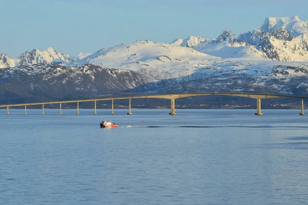 Red Boat Front Hadsel Bridge Strait Back Snow Capped Mountains — 스톡 사진