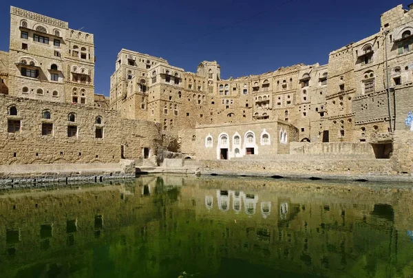 Ιστορική Cistern Στην Habbaba Περιβάλλεται Από Διακοσμητικά Πέτρινα Σπίτια Υεμένη — Φωτογραφία Αρχείου