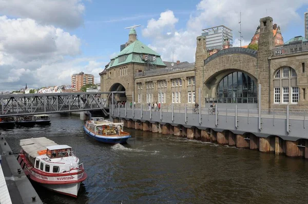 Den Landungsbrücken Landungsbrücken Dem Hamburger Hafen Hamburg Deutschland Europa — Stockfoto