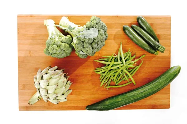 Campuran Sayuran Pada Balok Kayu Artichoke Brokoli Zucchini Dan Kacang — Stok Foto