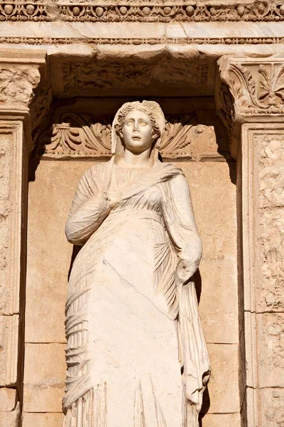 Ancient Marble Statue Woman Looks Out Intricate Archway Copy Space — Stockfoto