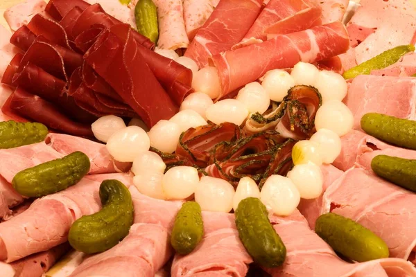 Cold Cut Platter Different Sorts Sausage Pearl Onions Cucumbers — ストック写真