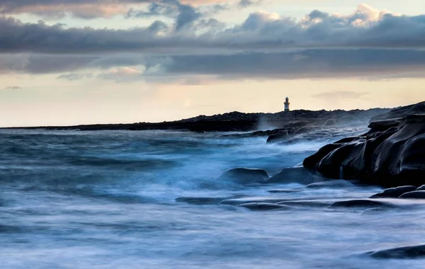 Farol Junto Costa Maré Alta Inis Oirr Ilhas Aran Irlanda — Fotografia de Stock