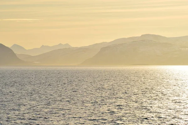 Błyszcząca Woda Góry Hinnya Żółtym Świetle Poranka Toppsund Troms Norwegia — Zdjęcie stockowe