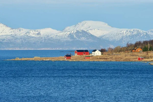 Headland Houses Blue Water Hadselfjord Raftsund Vesteralen Nordland Norway Europe — Zdjęcie stockowe