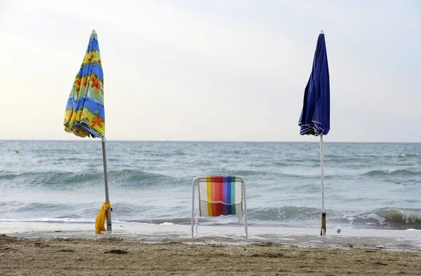 Палубное Кресло Зонтиками Пляже Северного Адриатического Моря Возле Кемпинга Каваллино — стоковое фото