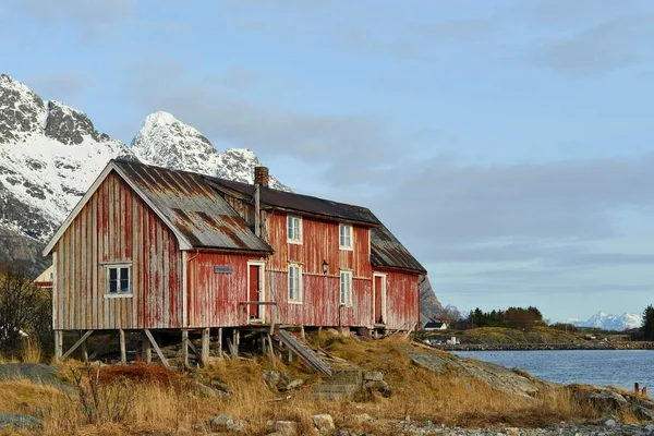 Vecchia Casa Legno Sulla Riva Del Mare Henningsvr Lofoten Nordland — Foto Stock